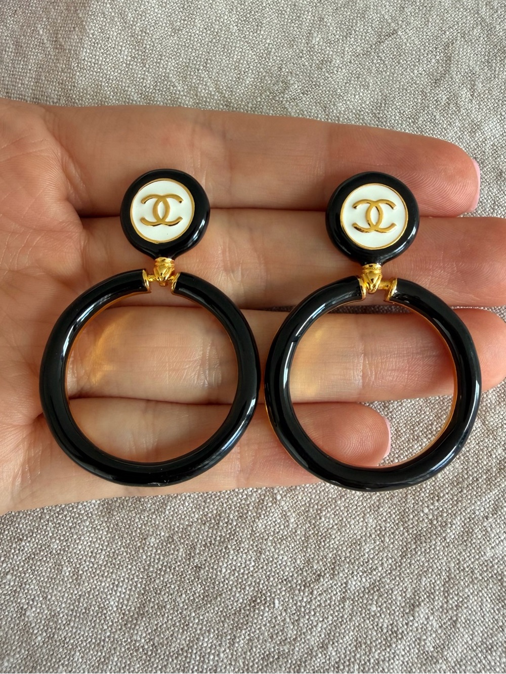 🖤CHANEL Black and White Hoop Earrings with Gold CC Emblem🖤 - Picture 6 of 11
